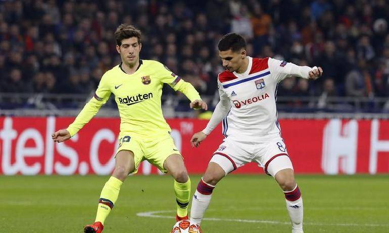 爱游戏体育-里昂训练开放日；赛前外线爆发引欢呼；法甲在即；更衣室氛围转暖的简单介绍