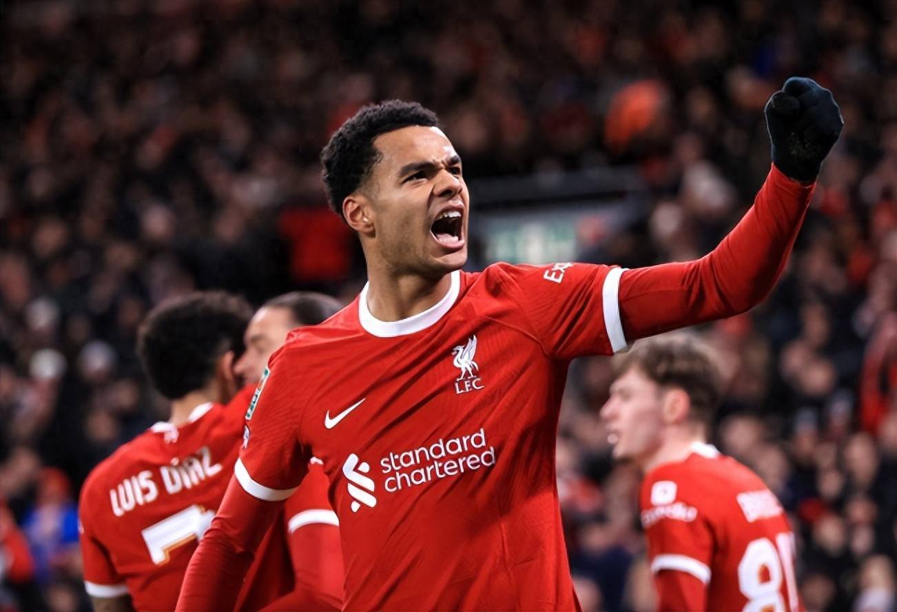 爱游戏体育-利物浦训练开放日，赛前止住颓势引欢呼，社区盾在即，阵容厚度经受考验(利物浦40巴萨詹俊)