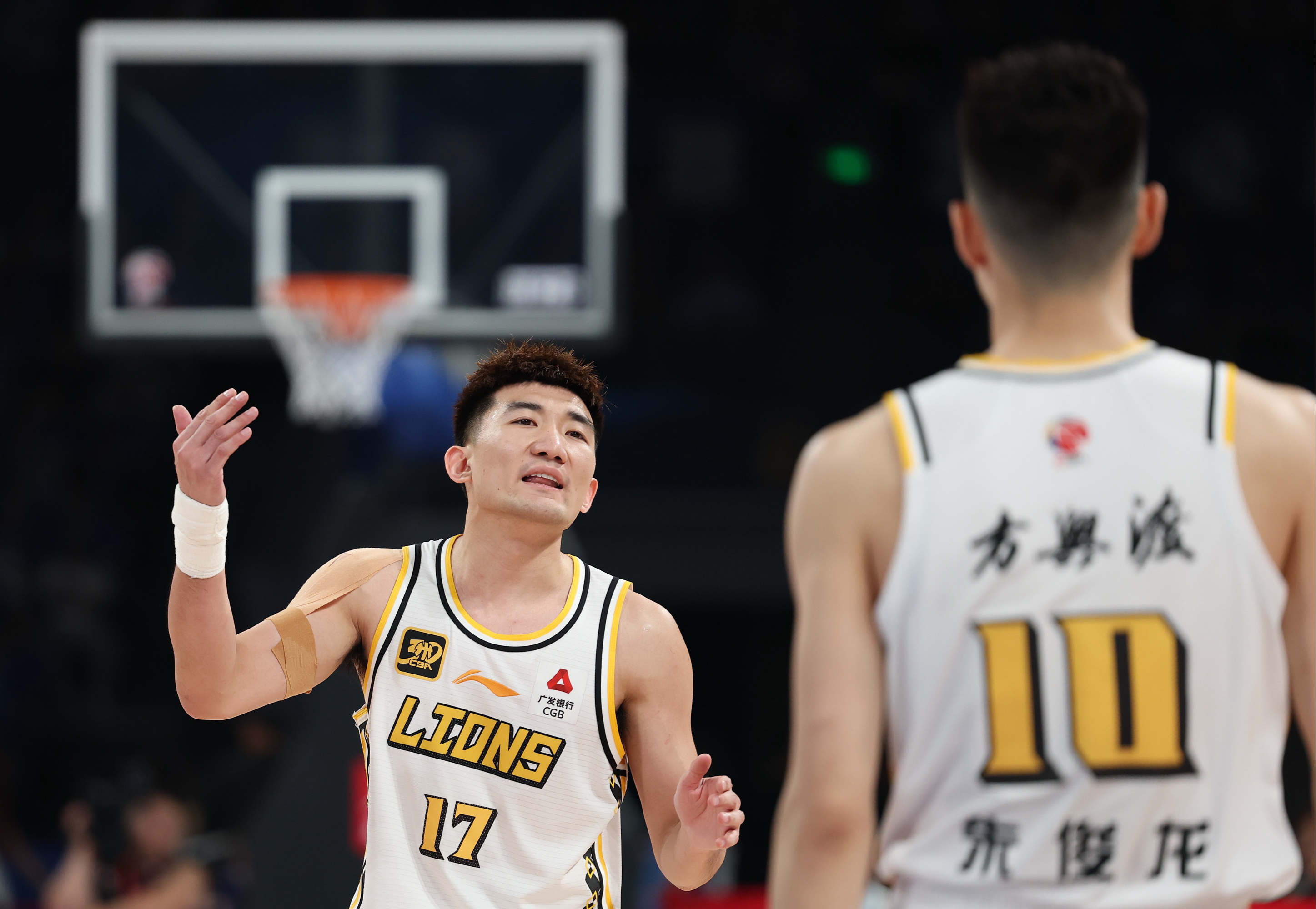 爱游戏-从清晨山东男篮备战CBA季后赛到赛地聚焦——NBA常规赛今晨热度飙升，里尔赛后外线爆发的简单介绍